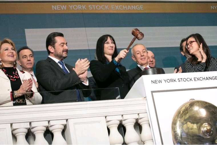 Η Έλενα Κουντουρά «χτύπησε» το καμπανάκι της Wall Street στην τελετή λήξης της συνεδρίασης του Χρηματιστηρίου της Νέας Υόρκης, αφιερωμένης στην Ελλάδα